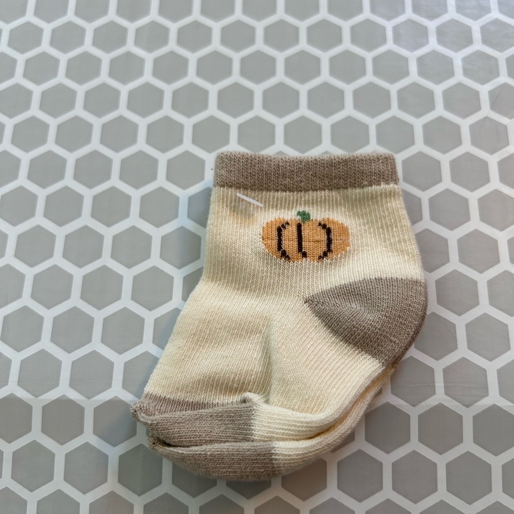 NWT Baby Essentials Neutral Pumpkin Baby Bodysuit Set with Matching Hat & Pants - Picture 4 of 5